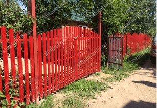Забор евроштакетник горокой в Кургане цвет рубин