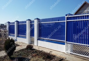 Фото забора из синего штакетника в Кургане